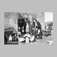 022-0362 Goldbach 1940. Frieda Albrozeit mit den Kindern und ihrer Cousine Lotti.jpg